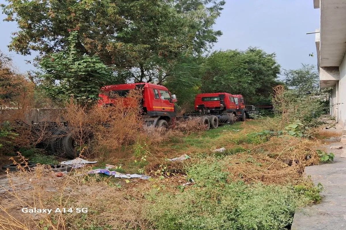 आठ साल से खड़े सवा करोड़ के फायर चेसिस, खुले में हो रहे कबाड़ | Aath Sal Se Khde Sva Krod Ke Phayr Chesis Khule Men Ho Rhe Kbad