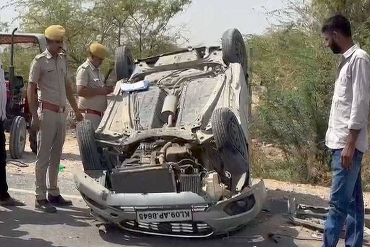Video: चालक को आई झपकी, पलटी कार | Video Chalk Ko Aaii Jhpki Plti Kar