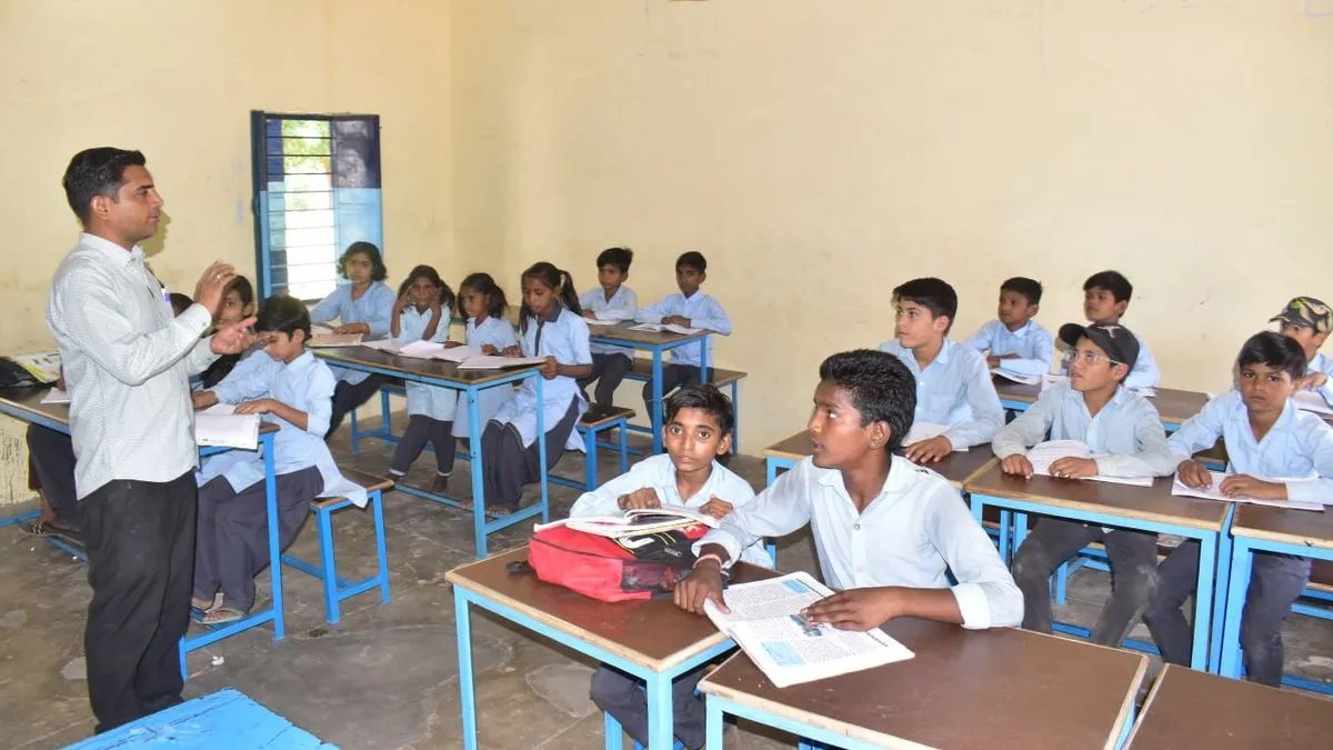 लाख प्रयासों के बावजूद सरकारी स्कूलों में नहीं बढ़ रहा नामांकन | Lakh Pryason Ke Bavjud Srkari Skulon Men Nhin Bdh Rha Namankn