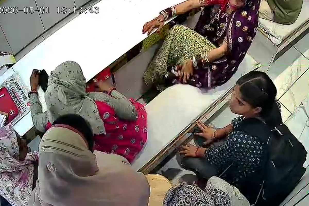 दुकान पर खरीदारी करने पहुंची महिला का गहनों से भरा पर्स चोरी… सीसीटीवी में कैद…. देखे वीडियो | Dukan Pr Khridari Krne Phunchi Mhila Ka Ghnon Se Bhra Prs Chori Sisitivi Men Kaid Dekhe Vidiyo