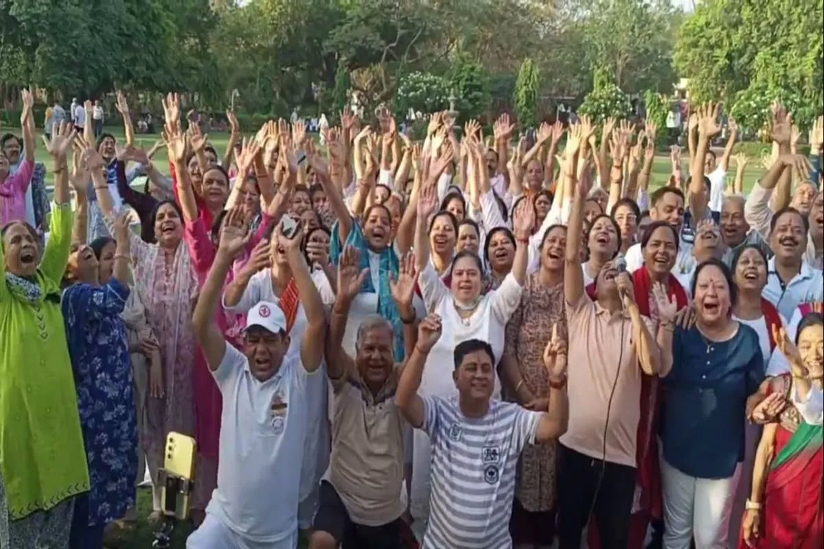 अलवर में ‘वर्ल्ड लाफ्टर डे’ की धूम: ठहाकों से गूंजा कंपनी बाग | Alvr Men Vrld Laphtr De Ki Dhum Thhakon Se Gunja Knpni Bag