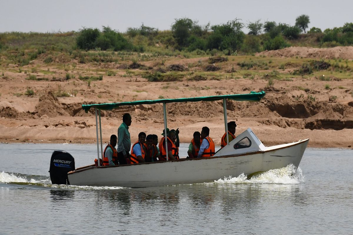 सीईसी सदस्य ने चंबल नदी के बजरी खनन क्षेत्र का लिया जायजा | Cec Member Inspected The Gravel Mining Area Of Chambal River