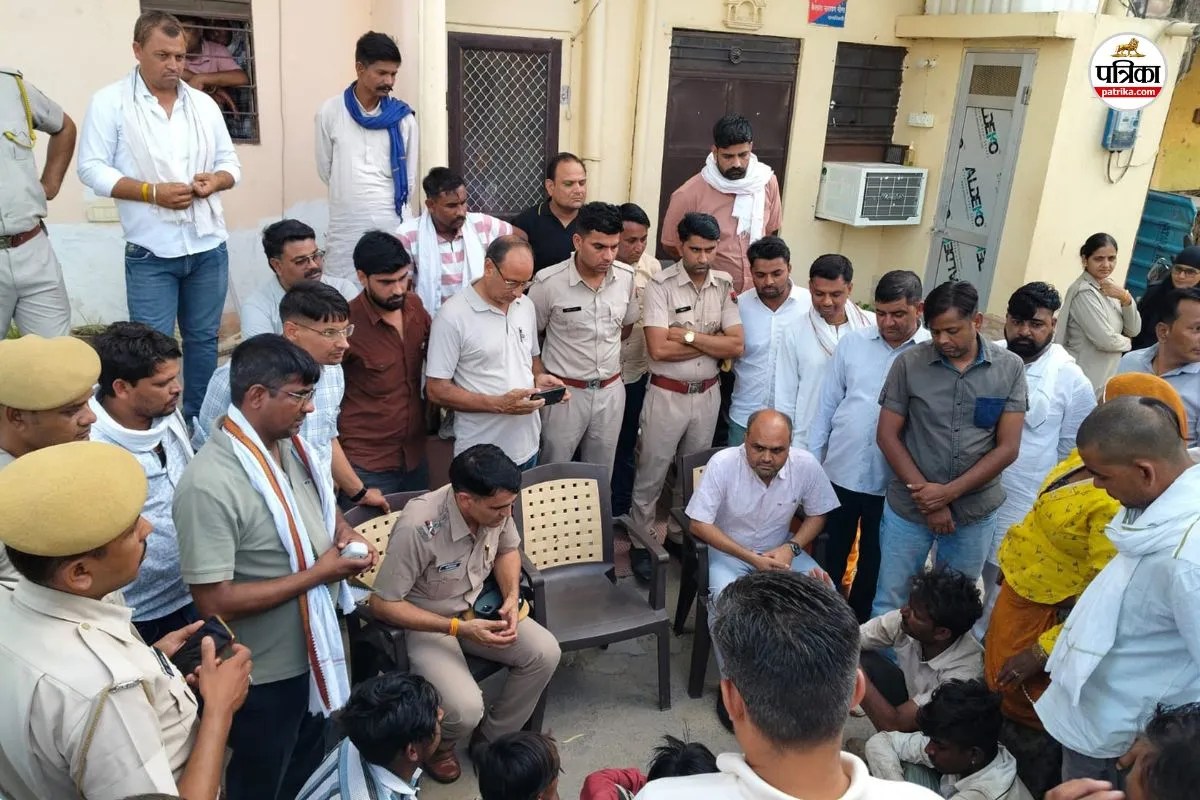 Rajasthan: किसी और से तय हो गई प्रेमिका की शादी, फिर 3 घंटे तक चला प्रेमी का हाईवोल्टेज ड्रामा; 2 थानों की पुलिस पहुंची | Two Youths Climb Tower Demanding To Marry Girlfriends Lover High Voltage Drama Lasts For 3 Hours