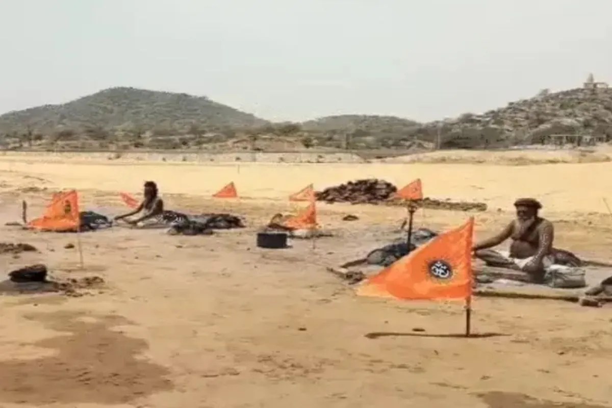 भैराणा धाम बचाने की जंग: औद्योगिक क्षेत्र के विरोध में साधु-संतों का अग्नि तप, सरकार को दी जिंदा समाधि की चेतावनी | The Battle To Save Bhairana Dham Sadhus And Saints Protest Against The Industrial Zone Warn The Government Of A Live Burial