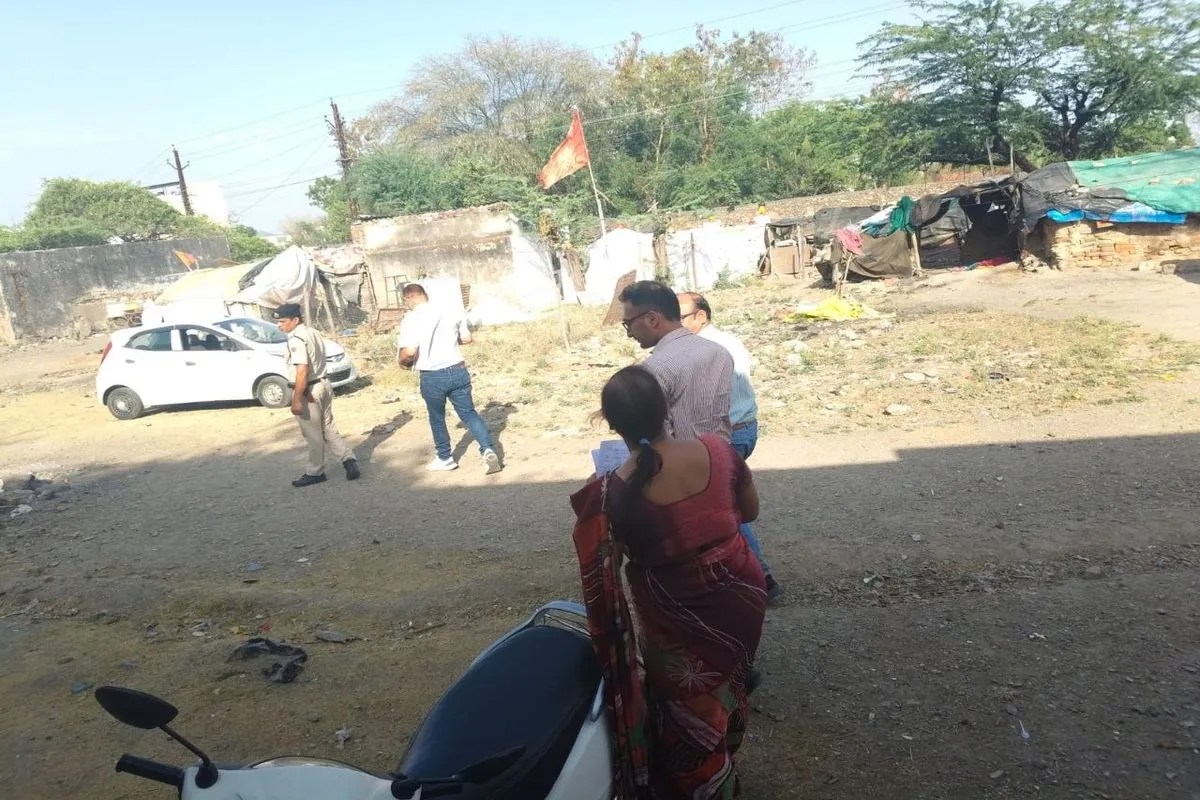 स्कूल से हट नहीं पाए अवैध डेरे, 14 बच्चों तक सिमटा नामांकन | Skul Se Ht Nhin Pae Avaidh Dere 14 Bchchon Tk Simta Namankn