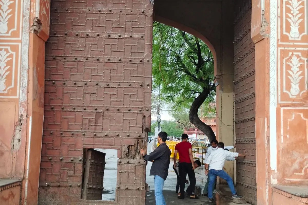 जयपुर का ‘अजमेरी गेट’ बंद, कलक्टर-निगम कमिश्नर बोले: हमें जानकारी नहीं, सुबह 10 बजे लोगों ने खोला, तब तक होते रहे परेशान | Jaipur S Ajmeri Gate Closed Collector And Municipal Commissioner Said We Were Not Aware People Opened It At 10 Am Till Then They Con